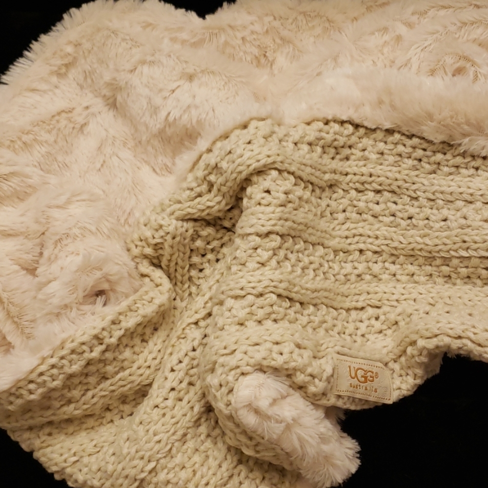 UGG HAT AND INFINITY SCARF, GLOVES SET NEW - Picture 2 of 7